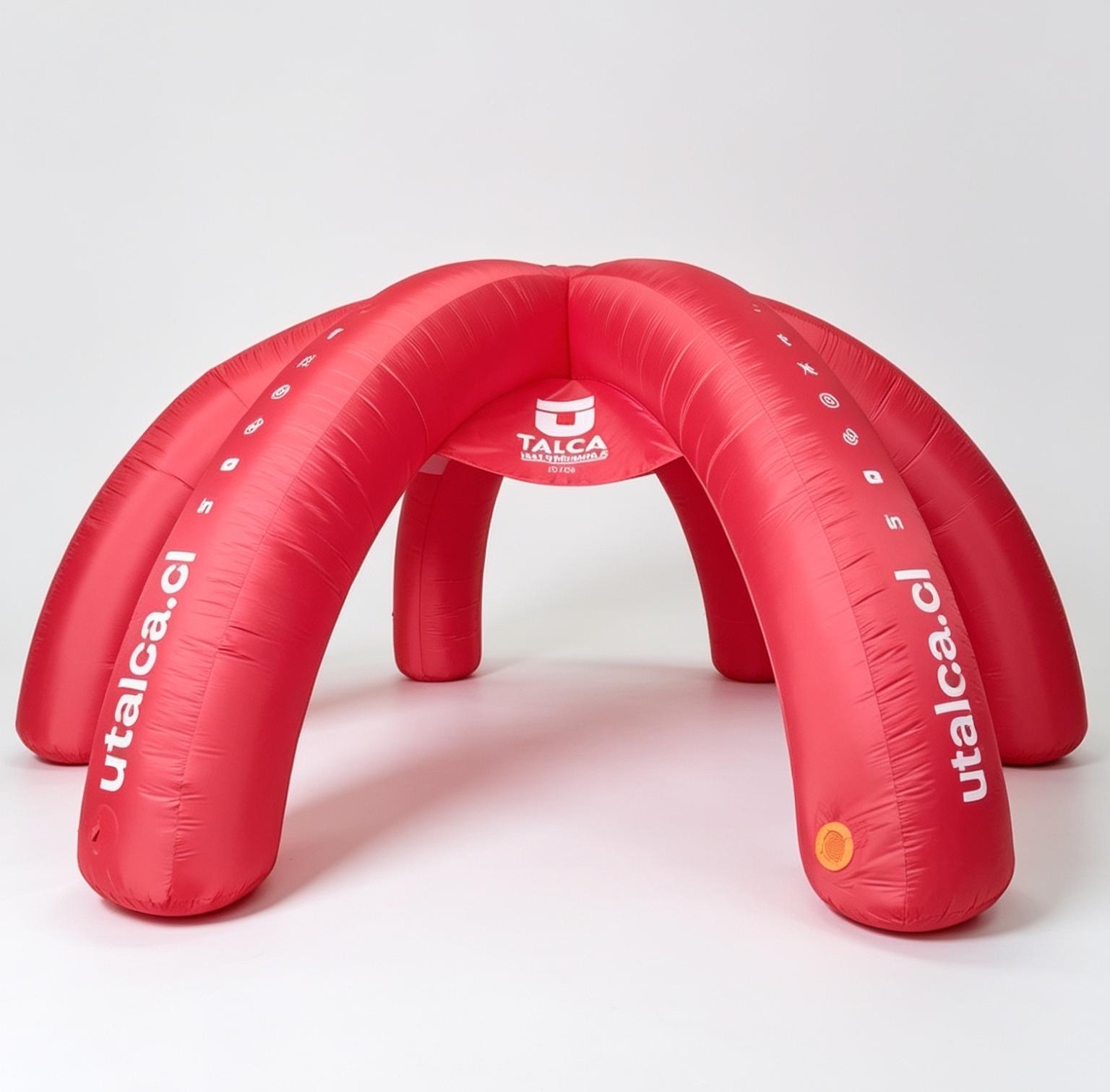 Arco inflable personalizado UTalca rojo en estudio